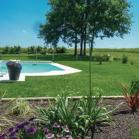 Two-bedroom Holiday In Asnois Asnois (Vienne)