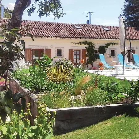 Two-bedroom Holiday In Asnois Asnois (Vienne)